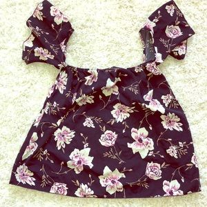 Cute off the shoulder shirt 💖